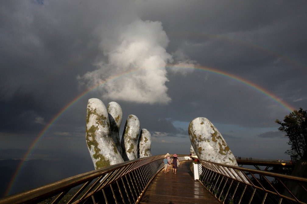 Ponte Dourada no Vietnã virou atração turística pelo visual que oferece — Foto: REUTERS/Kham
