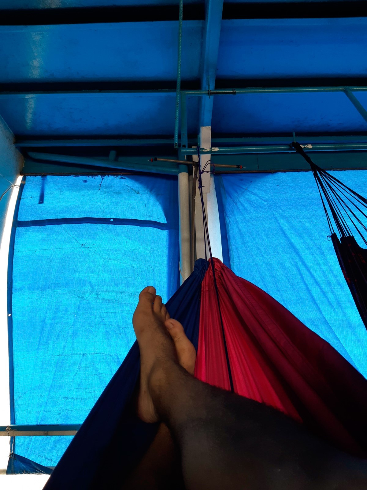 O fim do dia se aproxima na embarcação, onde as redes de dormir já estão armadas, prontas para o descanso (Foto: @marcelooseas/ Divulgação)