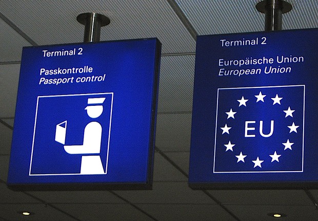 Controle de passaporte para entrada em países da União Europeia (UE) (Foto: Reprodução/Facebook)
