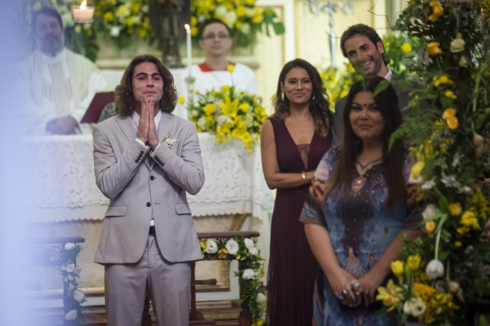 João (Rafael Vitti) se emociona ao ver Manu (Isabelle Drummond) vestida de noiva Verão 90! — Foto: Artur Meninea/Gshow