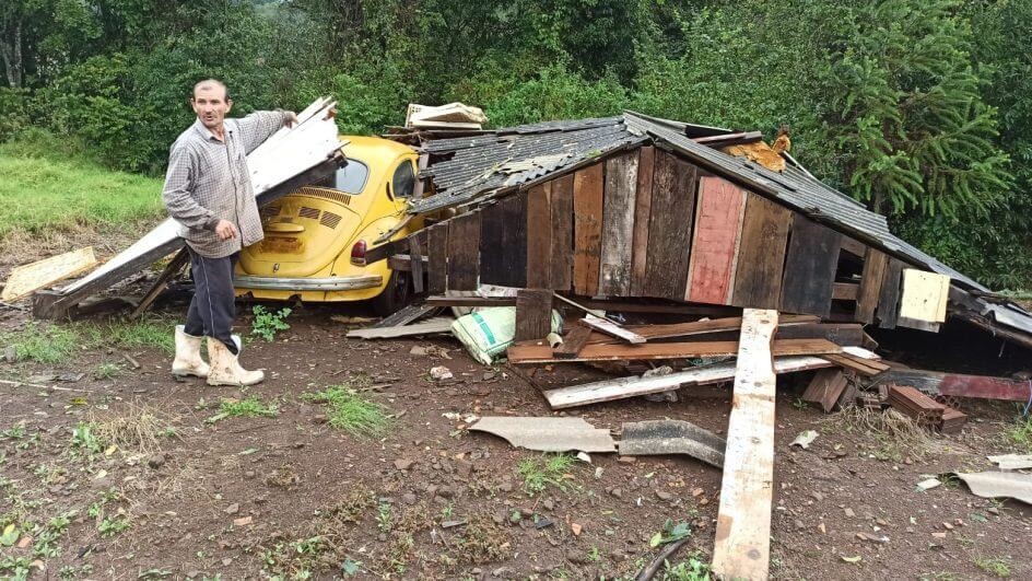 Vendaval destrói pavilhão e derruba árvores em cidade de SC; VÍDEO