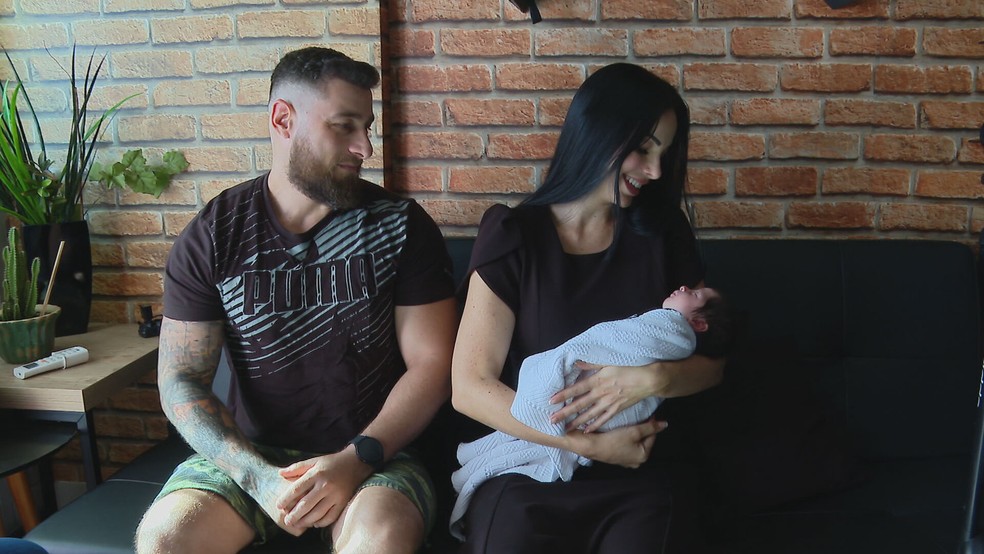 Ragnar, com os pais, depois de passar por duas cirurgias dentro da barriga da mãe durante gravidez por conta de tumor no tórax — Foto: TV Globo/Reprodução