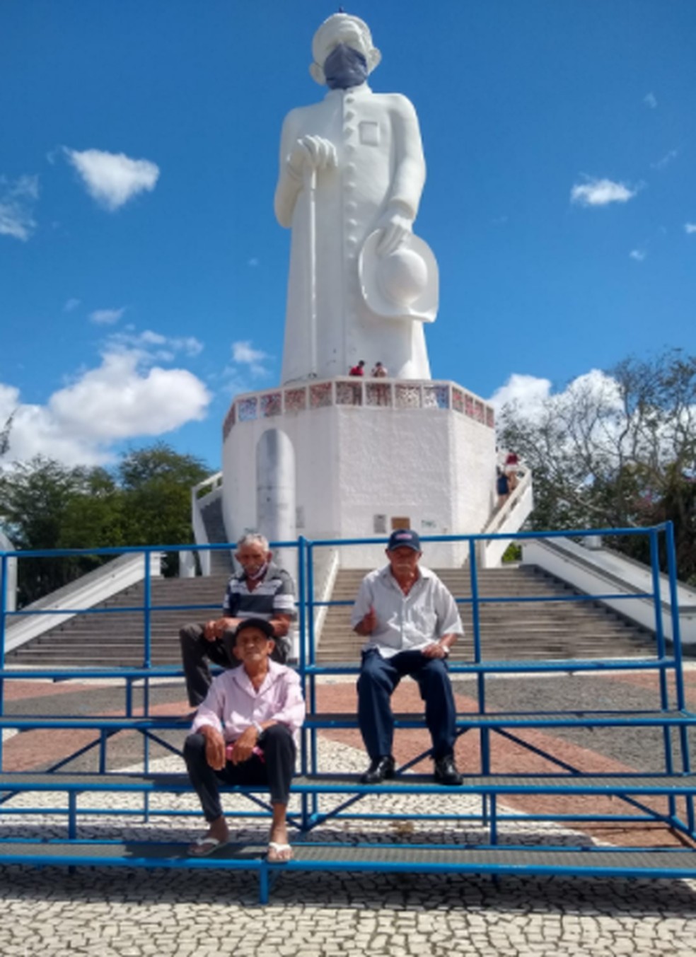 Três irmãos na estátua do Padre Cícero em Juazeiro do Norte. — Foto: Ernesto Soares/Arquivo Pessoal