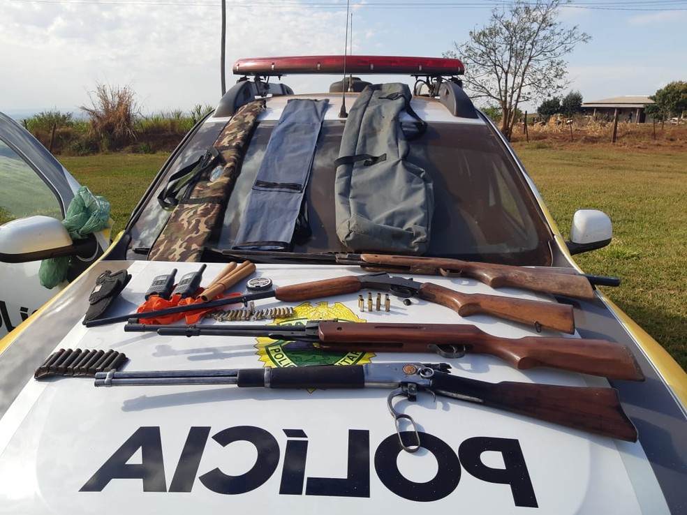 Armas e cÃ¡psulas de muniÃ§Ã£o foram apreendidas durante reintegraÃ§Ã£o de posse em Londrina â€” Foto: PM/DivulgaÃ§Ã£o