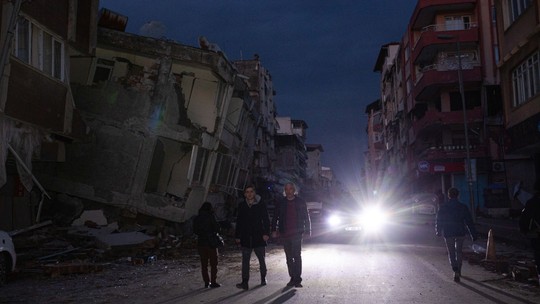 Bolsa de Istambul suspende negócios com ações e derivativos após terremotos