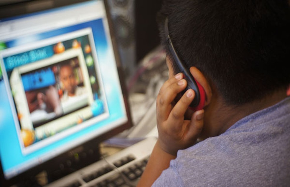 O uso de fones de ouvido evita ruídos na chamada — Foto: Reprodução/Internet