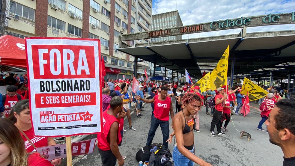 Manifestação se concentra próximo ao Terminal Urbano Cidade de Florianópolis — Foto: Marcos Schmitt/ NSC TV
