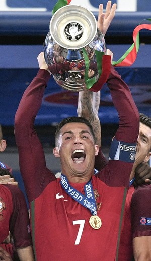 Cristiano Ronaldo taça troféu Eurocopa Portugal França (Foto: Martin Meissner / AP)