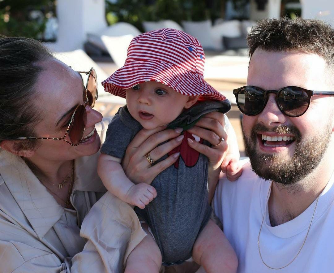 Tom Mann e Dani Hampson com o filho, Bowie (Foto: Reprodução/Instagram)