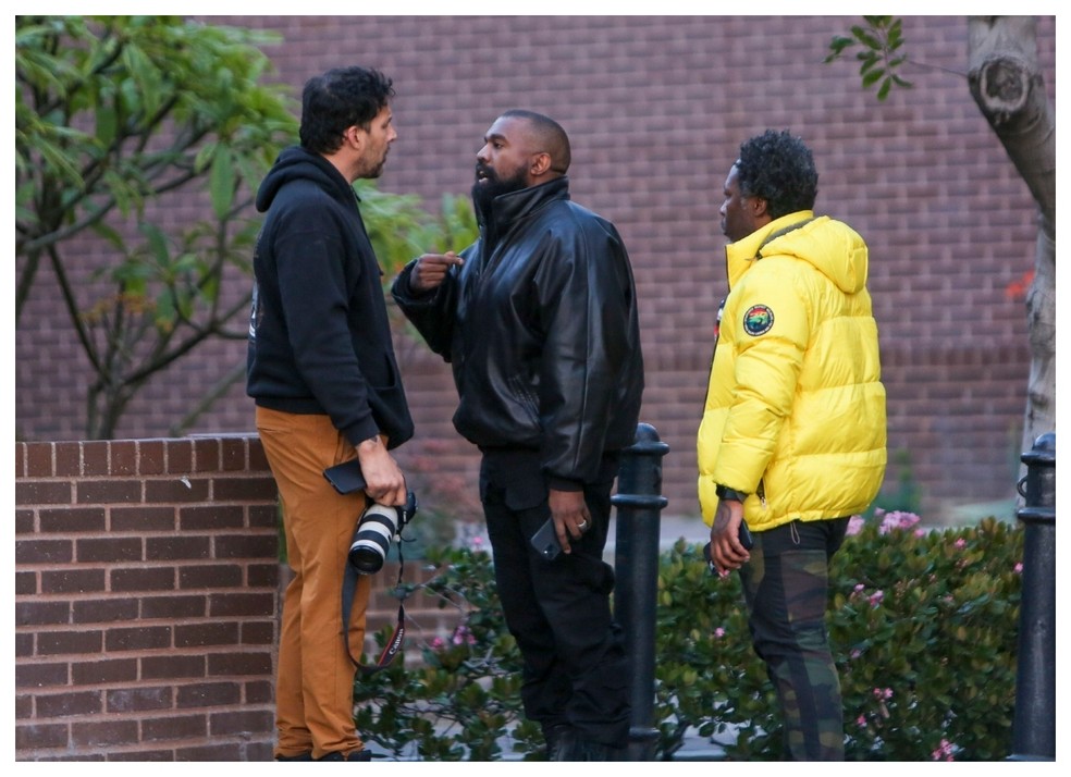 Kanye é visto discutindo com fotógrafos em frente a delegacia — Foto: The Grosby Group