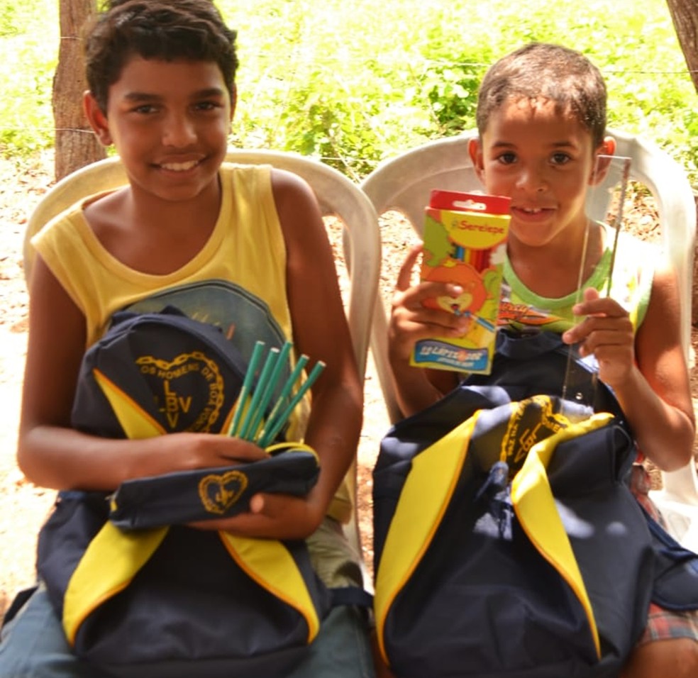 Kits escolares fizeram a alegria das crianÃ§as â€” Foto: LBV-RN
