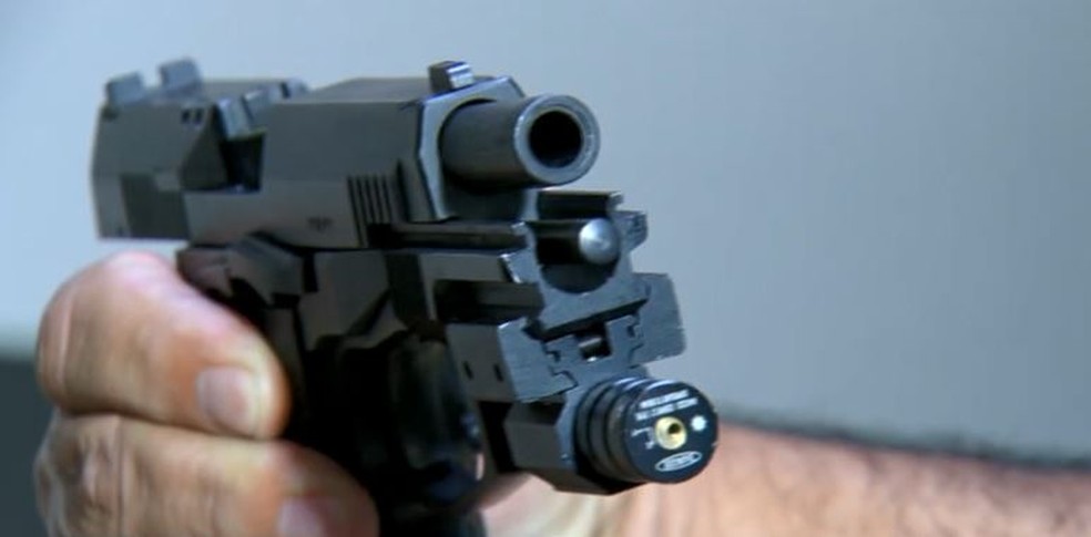 Filhos de Flordelis pagaram R$ 8 mil por arma usada no crime. Polícia fez testes com o armamento que comprovou que ele foi usado no dia do crime — Foto: Reprodução