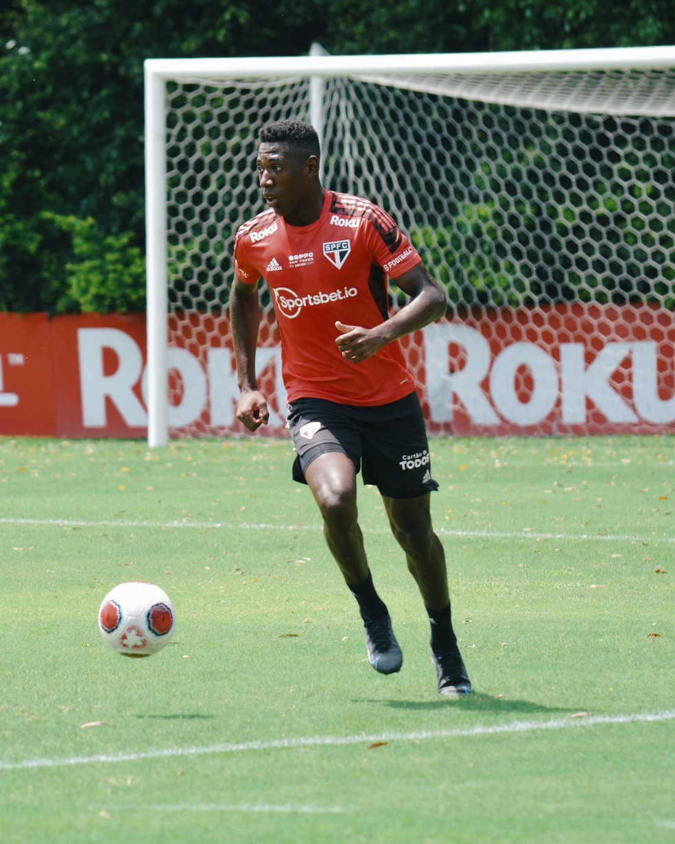 Léo, do São Paulo, durante treinamento  — Foto: Anuar Sayed / saopaulofc