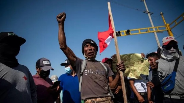 Caminhoneiros e agricultores bloquearam algumas das principais rodovias para Lima (Foto: Getty Images via BBC)
