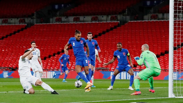 Dominic Calvert-Lewin finaliza diante do goleiro em Inglaterra x San Marino