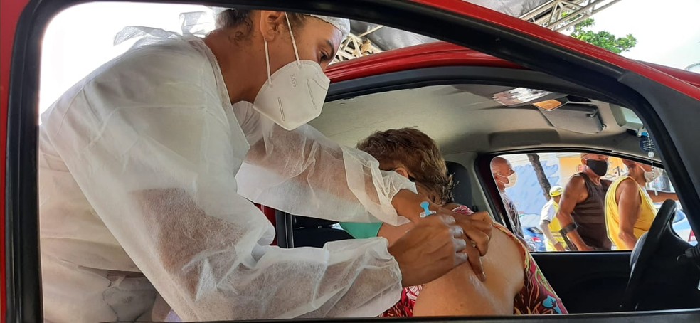 Vacina contra Covid-19 sendo aplicada em Olinda — Foto: Everaldo Silva/TV Globo