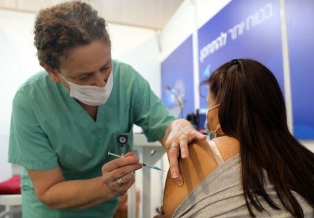 Vacinação em Israel; estudos mostram eficácia de imunizantes contra gravidade e mortalidade por infecção da variante Delta (Foto: EPA via BBC)