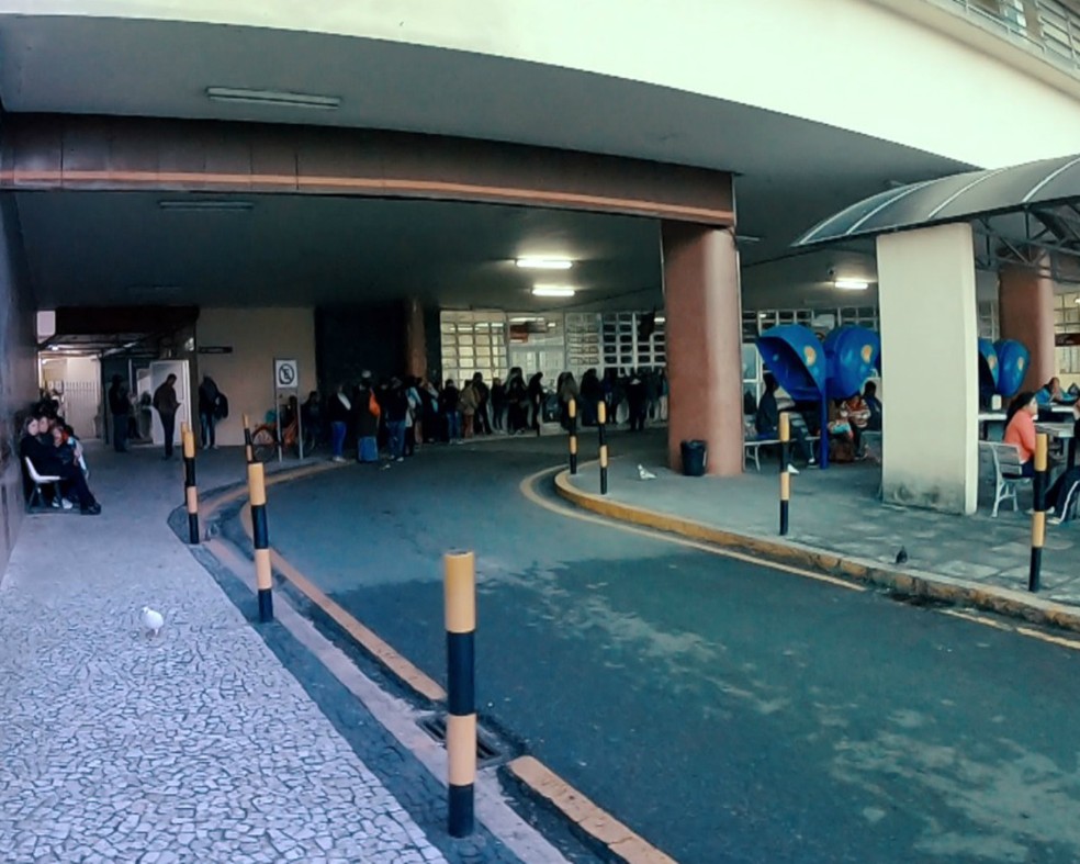 Pacientes do HC de Curitiba reclamam do tamanho das filas — Foto: Reprodução/RPC