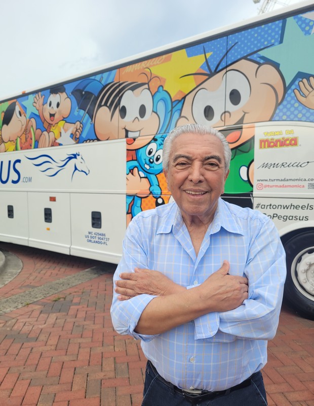 Mauricio de Sousa participa de lançamento de ônibus com arte da Turma da Mônica em Orlando (Foto: Quem)