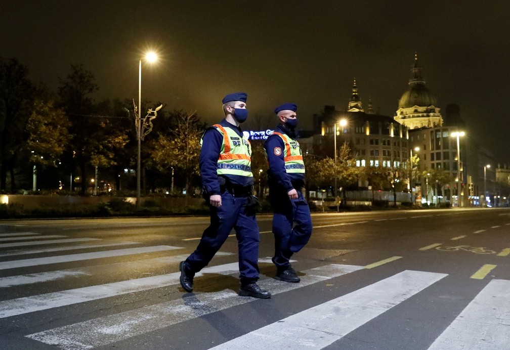 Policiais fazem patrulha durante um toque de recolher noturno imposto pelo governo húngaro para conter a propagação do coronavírus, em Budapeste, no dia 11 de novembro. — Foto: Bernadett Szabo/Reuters