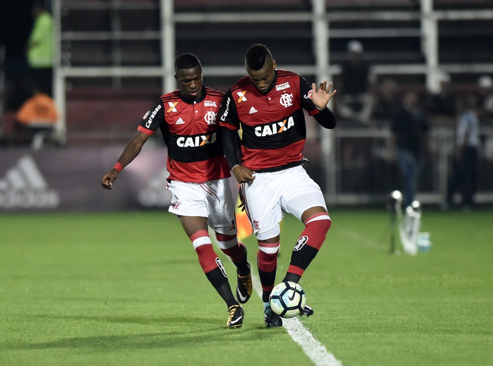 Vinicius Junior e Rafael Vaz em ação pelo Flamengo: zagueiro ainda não tem novo clube e segue treinando com o elenco do rubro-negro (Foto: André Durão/GloboEsporte.com)