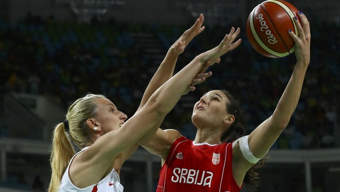 Sonja Petrovic, Laura Gil, Espanha x Sérvia, basquete feminino, Rio 2016 (Foto: Reuters/Jim Young)