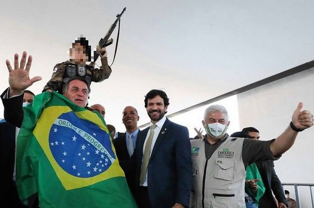 Governo quer dar porte de arma a crian&ccedil;a que quiser se defender da vacina