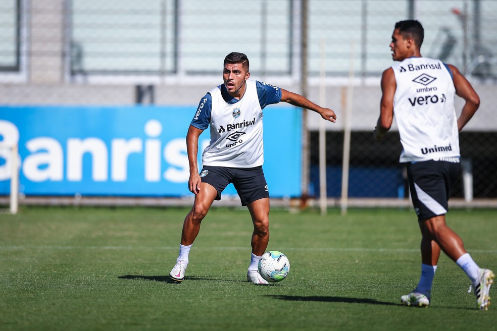 Pinares sente desconforto durante aquecimento e se nega a entrar em empate do Grêmio