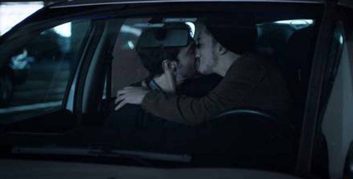 Benji (Rodrigo Pandolfo) e Bruno (João Vitor Silva) se beijam dentro do carro (Foto: Reprodução/Globoplay)