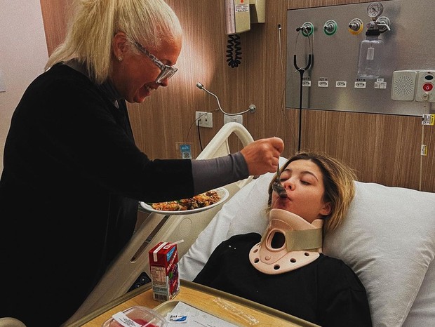 Julia Gomes passou uma semana em hospital após fratura na coluna (Foto: Reprodução/Instagram)