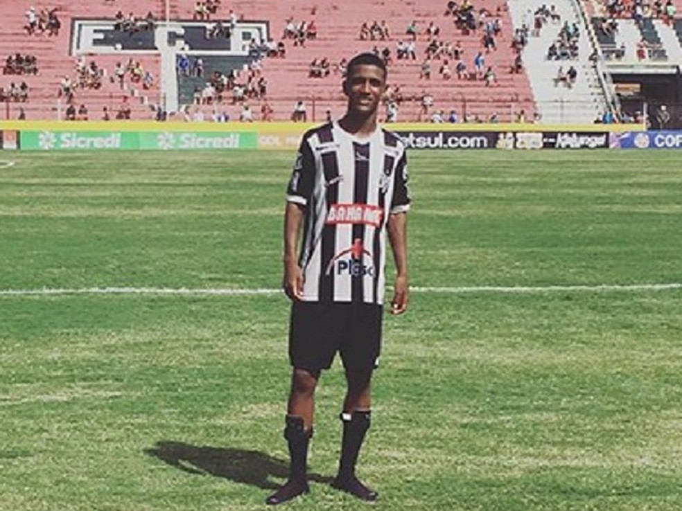 Max defendeu o Tupi, clube de Juiz de Fora, nas competições sub-20 — Foto: Régis Oliveira/Arquivo pessoal 