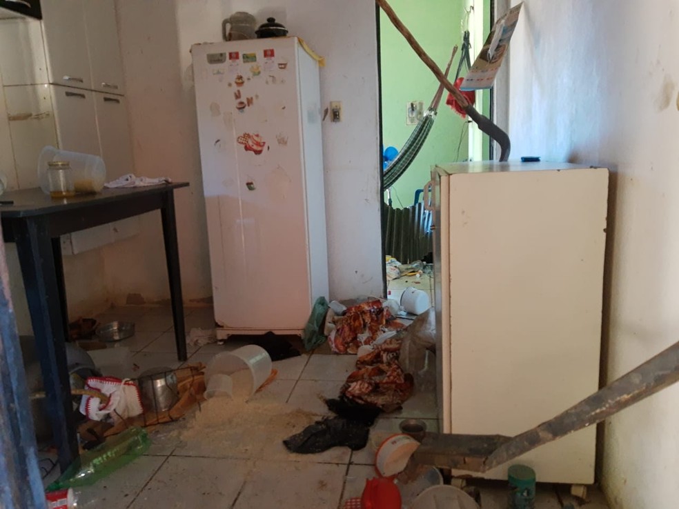 Casa do vizinho foi invadida após morte da menina.  — Foto: Neyla do Rego Monteiro