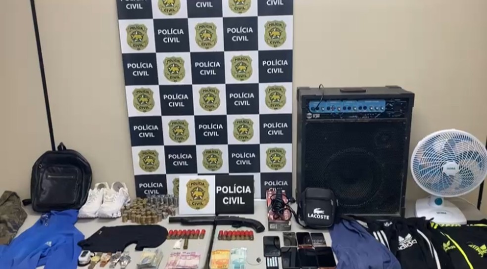 Arma, munições e outros objetos apreendido com trio suspeito de tráfico de drogas na Grande Natal. — Foto: Cedida