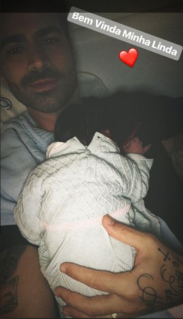 Rodrigão com a filha recém-nascida, Linda (Foto: Reprodução/Instagram)