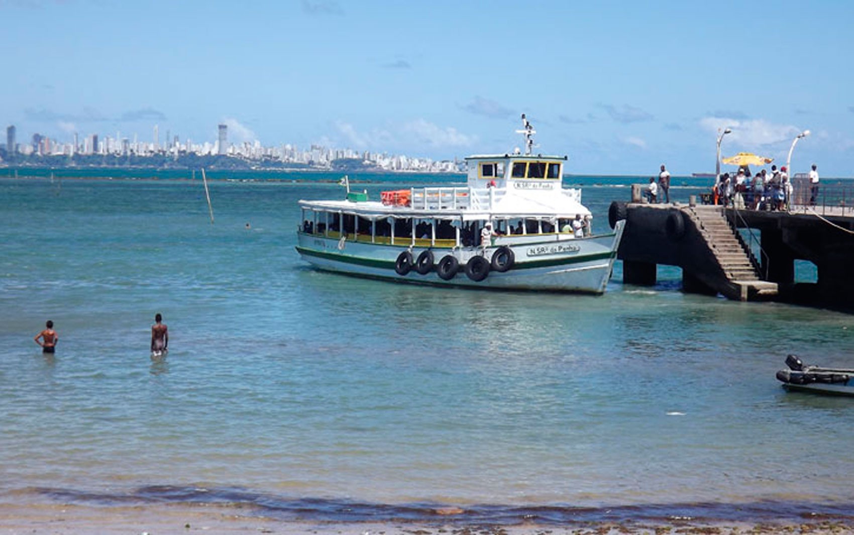 Embarque de passageiros na travessia Salvador-Mar Grande é tranquilo neste domingo