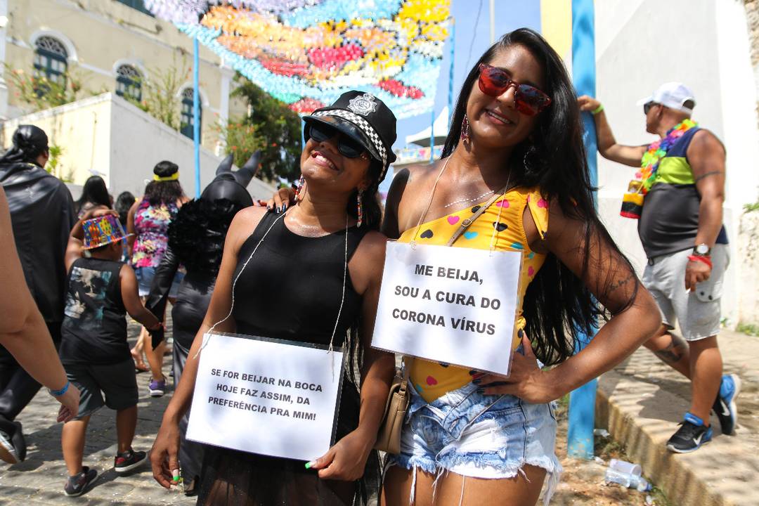 Folionas com placas no carnaval de Olinda 2020