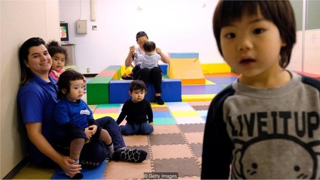 Crianças brasileiras em uma escola de língua portuguesa no Japão em outubro. As barreiras linguísticas são uma queixa frequentemente citada por pais de crianças imigrantes (Foto: Getty Images/BBC)