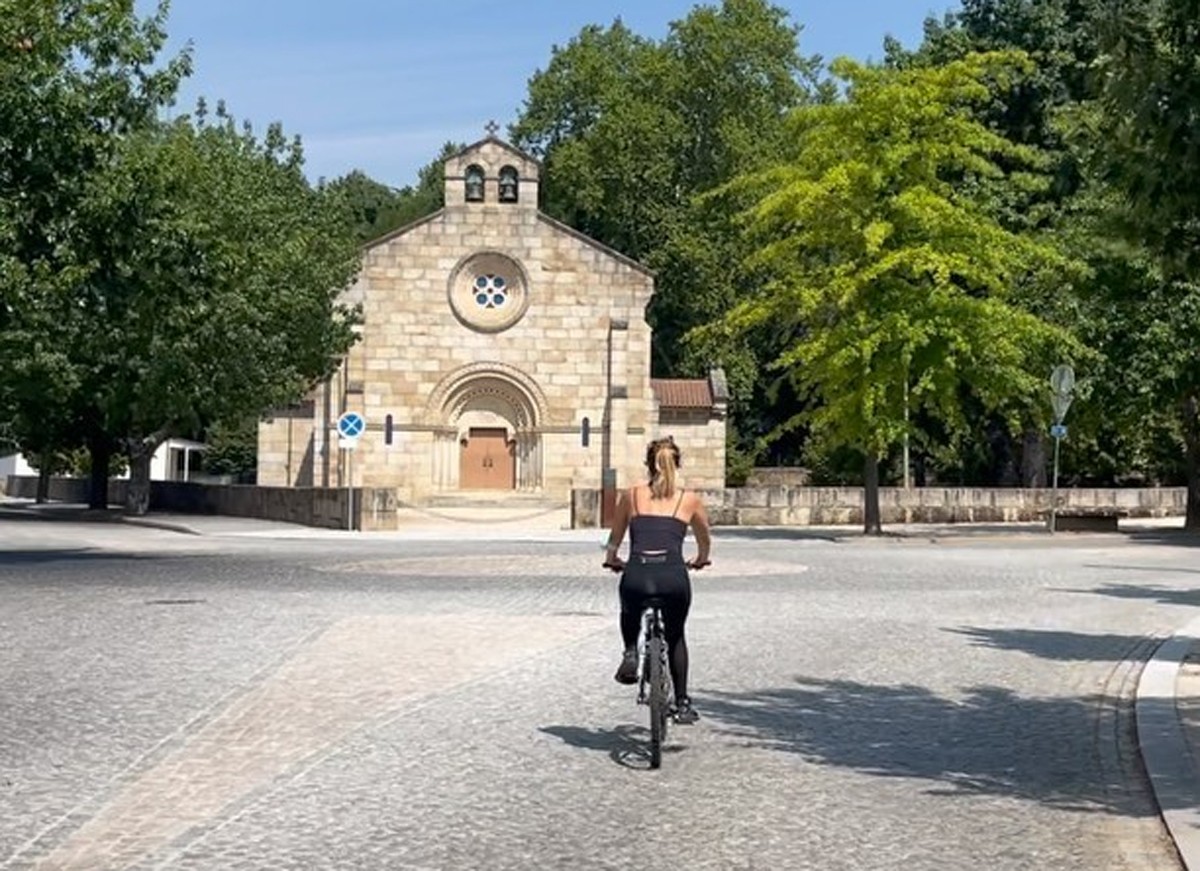 Bruno Gagliasso e Giovanna Ewbank decidiram pedalar na cidade de Chaves, em Portugal (Foto: Reprodução / Instagram)