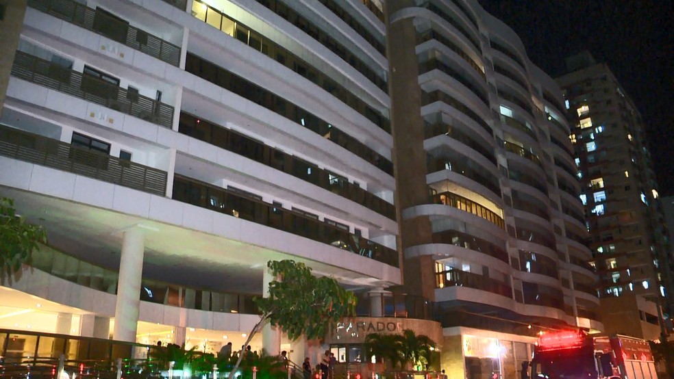 Edifício Parador, onde piscina desabou, fica na praia de Itaparica, em Vila Velha — Foto: Reprodução/TV Gazeta