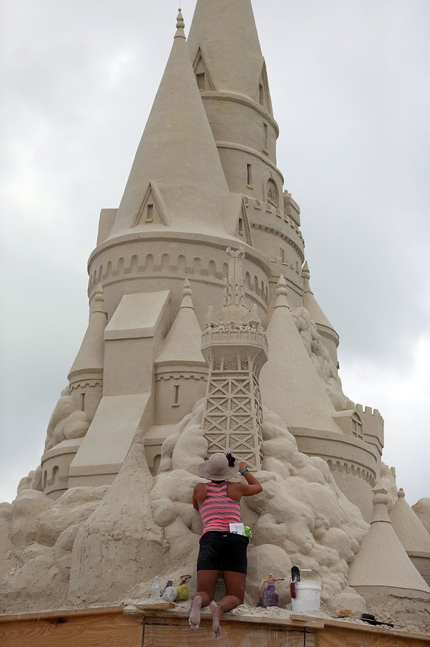 Equipe do escultor Morgan Rudluff trabalha na construção do maior castelo de areia do mundo (Foto: Joe Raedle/Getty Images/AFP )