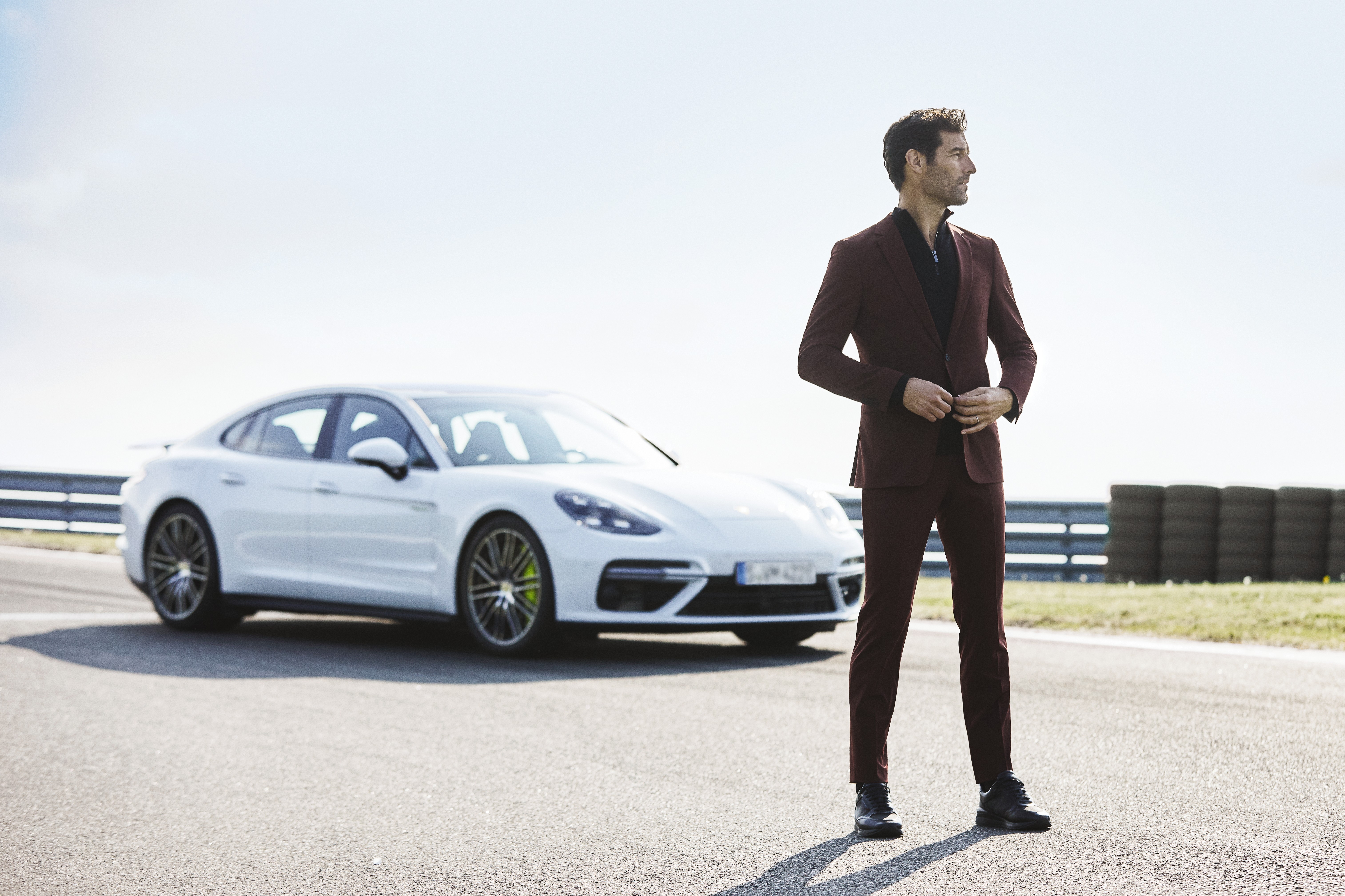 Mark Webber estreia campanha da nova coleção cápsula de BOSS em parceria com a Porsche (Foto: Divulgação)