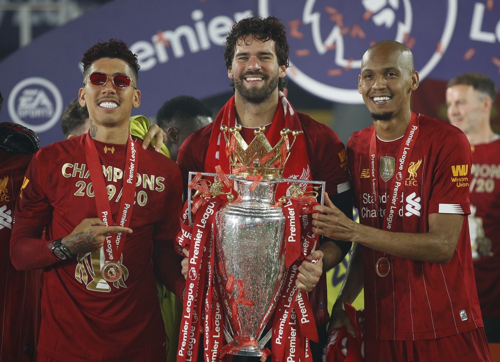 Fabinho comemora conquista da Europa pelo Liverpool ao lado de Firmino e Alisson — Foto: Phil Noble/Reuters