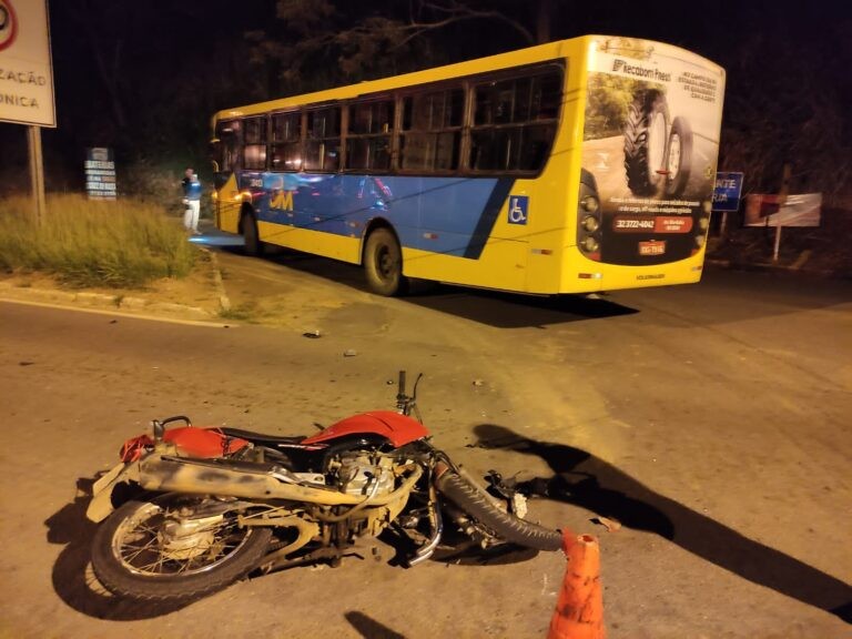 Adolescente que pilotava motocicleta fica ferido ao bater em ônibus na BR-356, em Muriaé