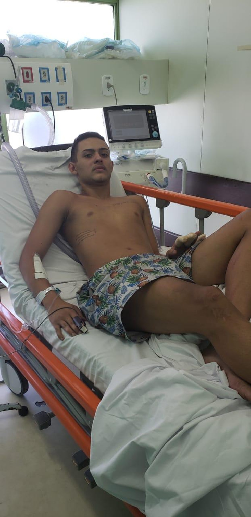 Cauan foi um dos jogadores feridos no incêndio. Atleta do Flamengo será transferido para hospital particular — Foto: Reprodução