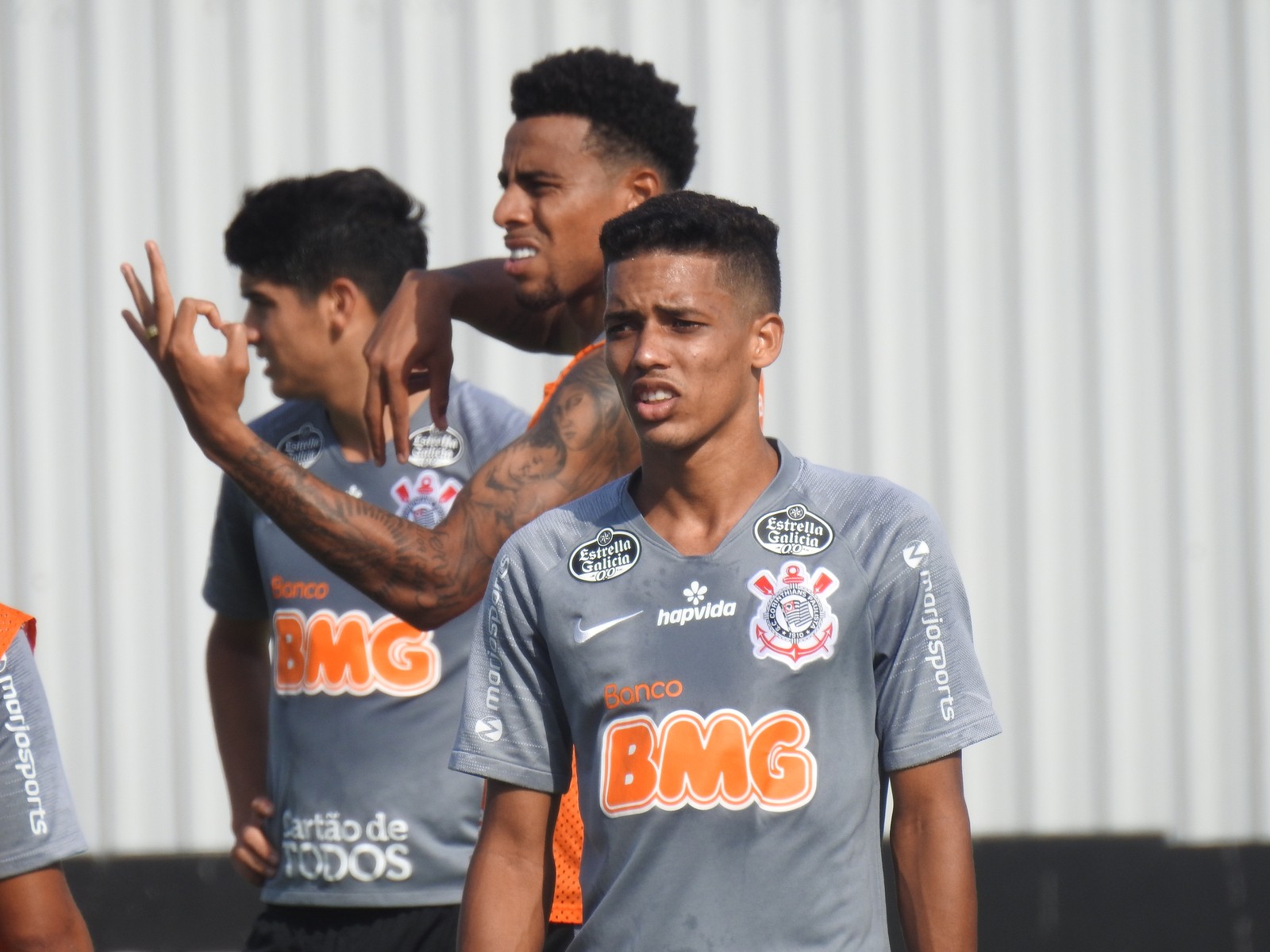 Choro, apoio de Tiago Nunes e retorno aos treinos: o dia seguinte de Pedrinho após expulsão contra o Guaraní