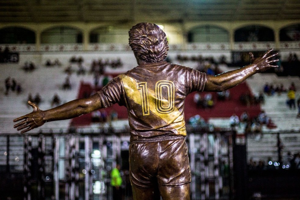 Estátua de Roberto Dinamite instalada no Estádio São Januário  — Foto:  Daniel Ramalho/Divulgação/Vasco da Gama
