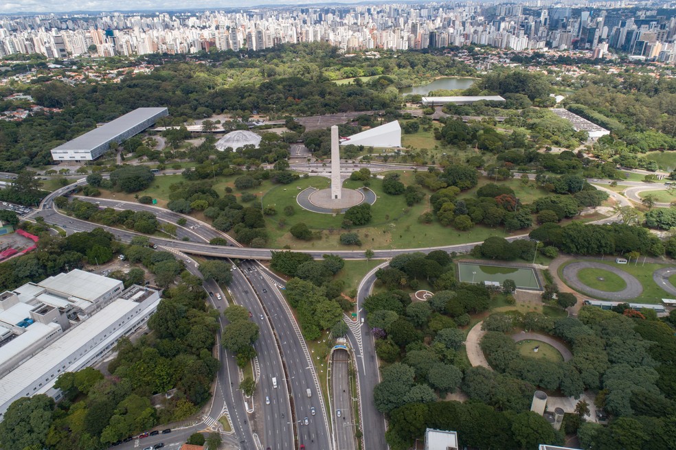 Vista aérea do parque Ibirapuera vazio nesta terça-feira (24), primeiro dia de quarentena para ajudar a impedir a propagação do novo coronavírus em São Paulo  — Foto: André Penner/AP