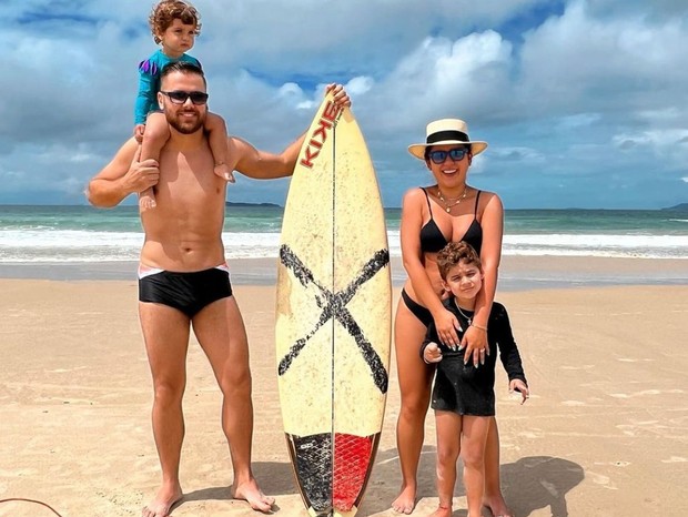 Zé Neto e Natália Toscano curtem férias na praia em família e escolhem manter o destino em segredo (Foto: Reprodução/Instagram)