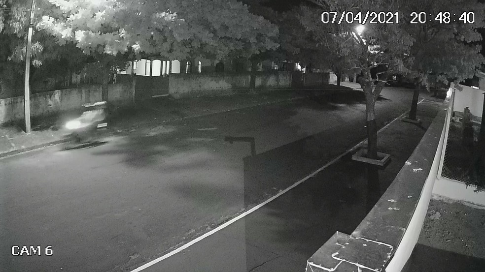 Suspeito foi com sua motocicleta até o cemitério de Teodoro Sampaio no dia do crime — Foto: Polícia Civil