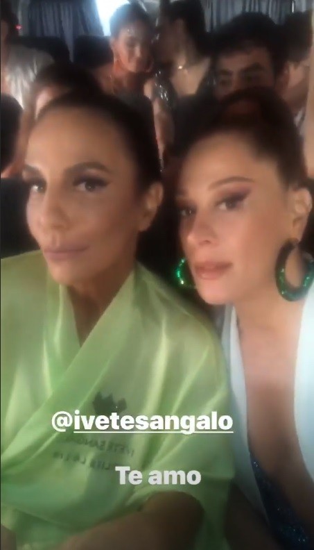 Cláudia Raia brinca com Ivete Sangalo antes de subir no trio (Foto: Reprodução/ Instagram)